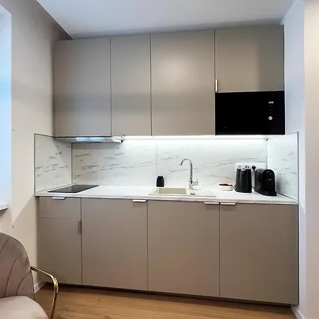 Apartment Noir & Gold *