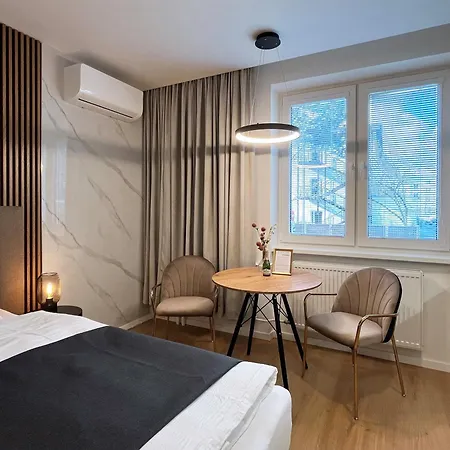 Noir & Gold Apartment *